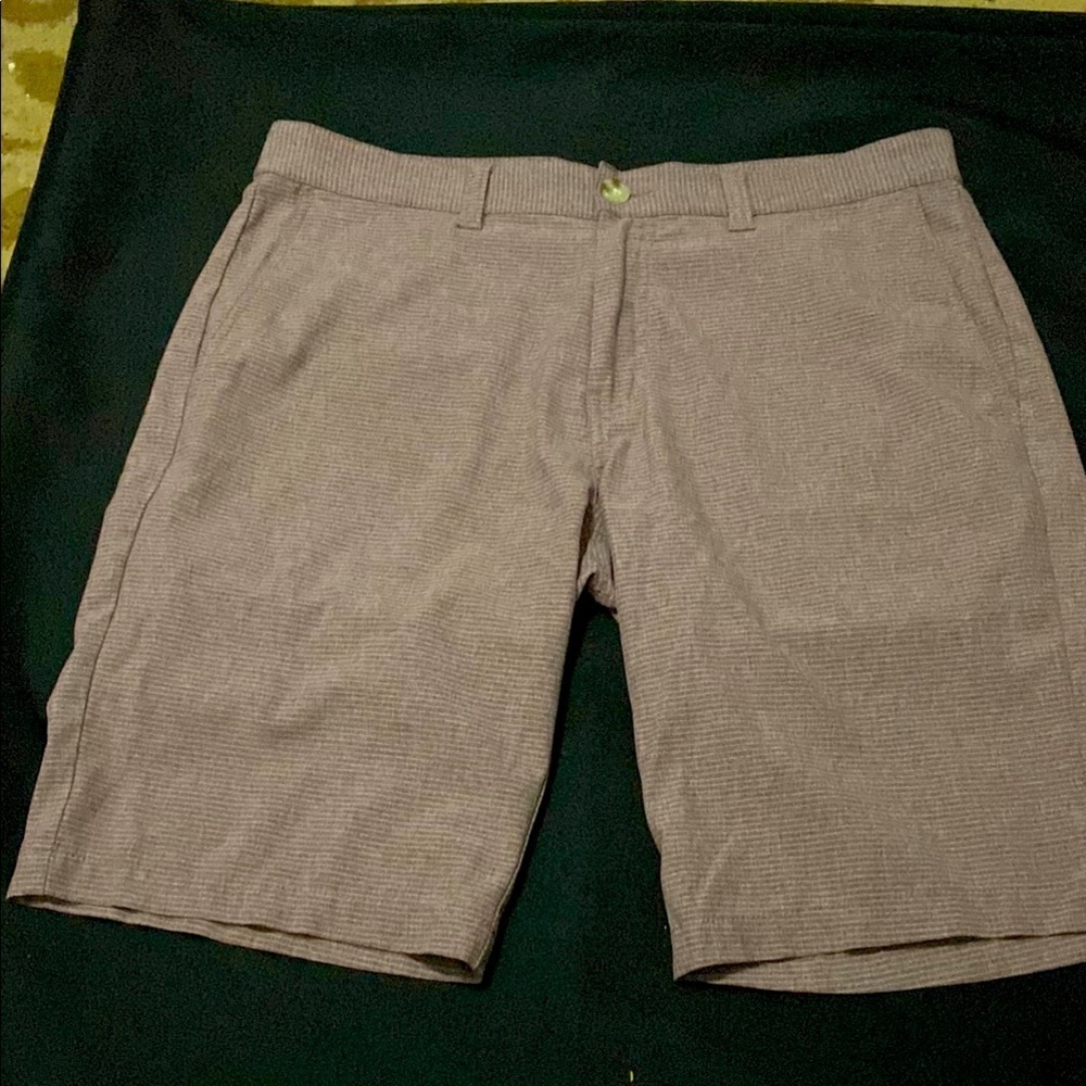 Travis Mathew size 34 soft‎ wine purple horizontal stripes  Flat Front Shorts